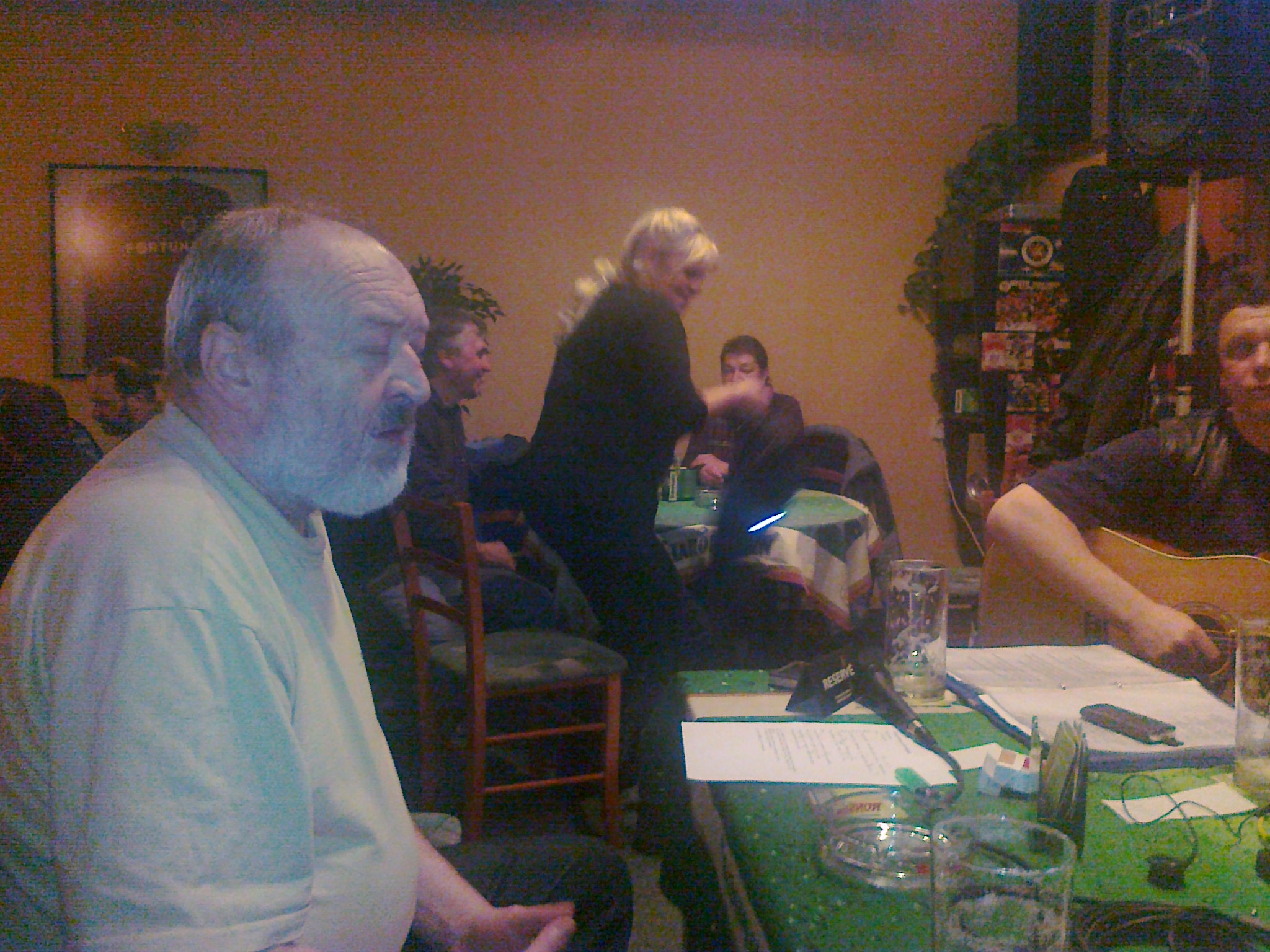 Mistr klarinetu čeká,až bude mít nástroj tu správnou teplotu.,..