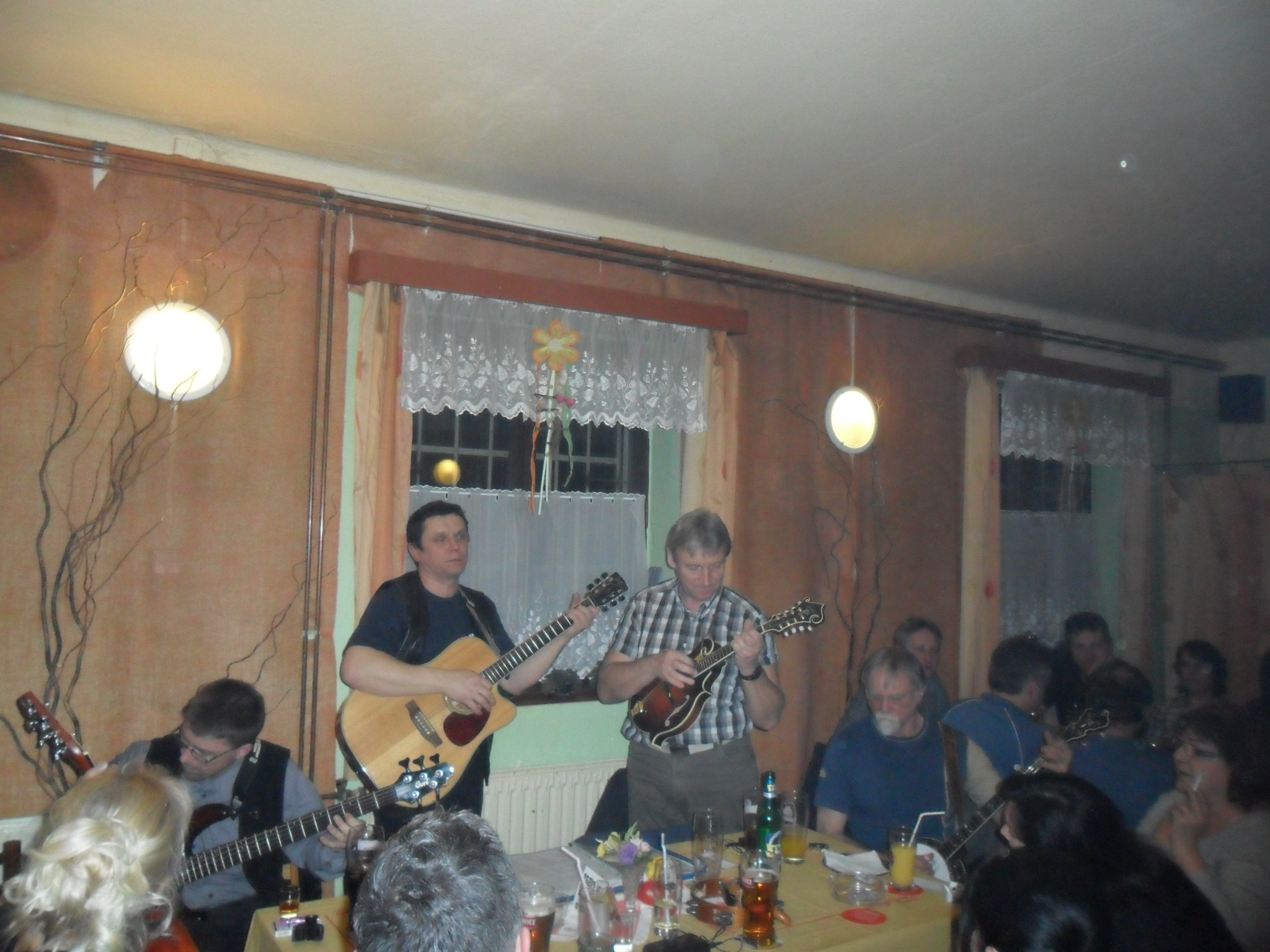 Hrůza band obklopen posluchači